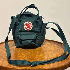 Fjallraven mini kanken in forest green